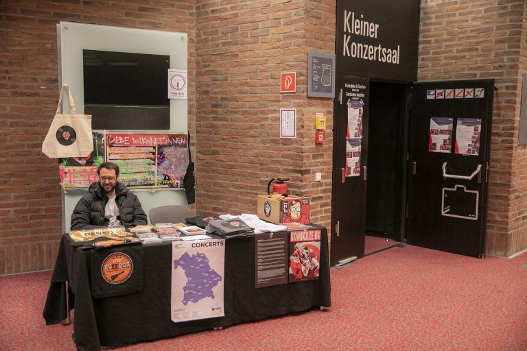 Unser Merch-Stand feat. Tonmeister Alejandro :), Foto: Nils Nebe